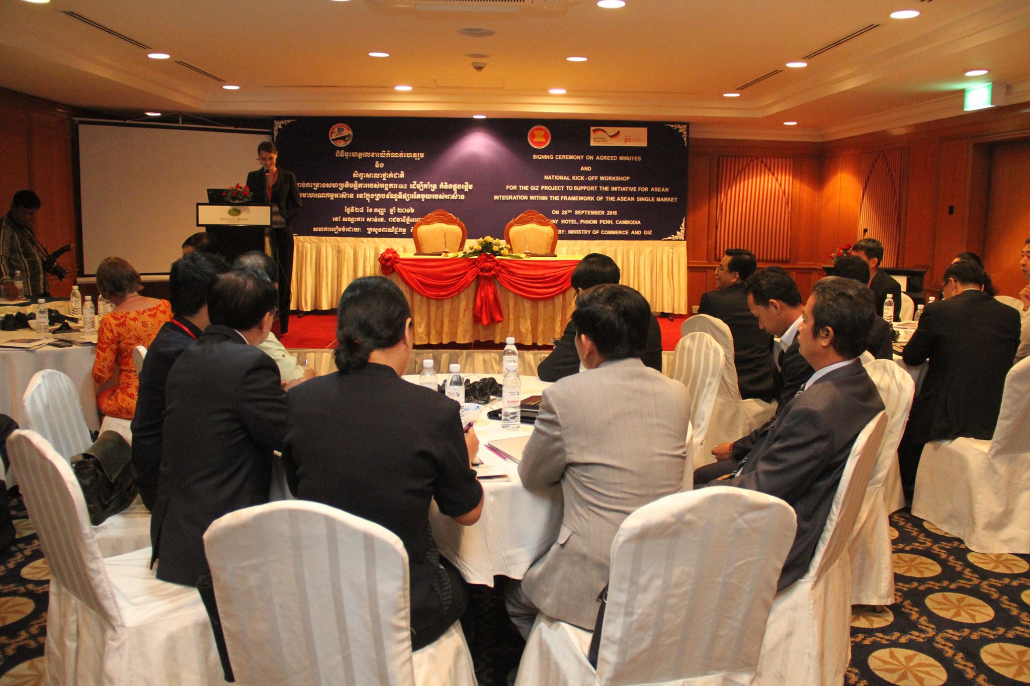 Cambodia Considers Establishing Chamber of Commerce Abroad