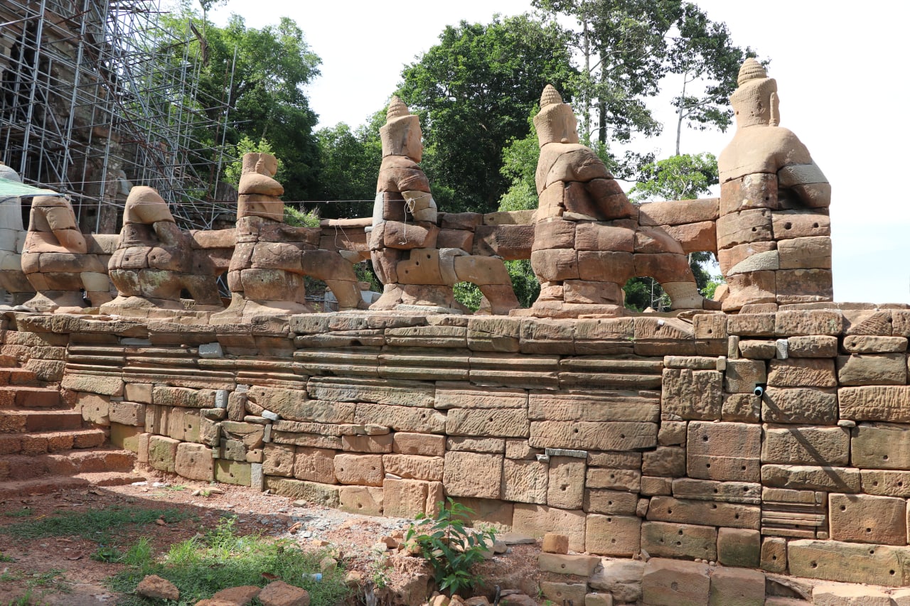 APSARA National Authority to collect the pieces of Takav Gate’s Deva  balustrade found during the excavation for further restoration